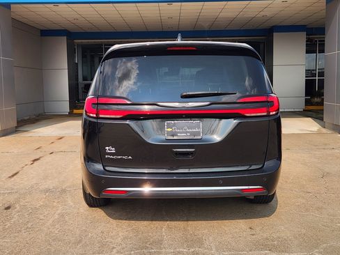 Used 2023 Chrysler Pacifica Touring-L FWD image 7