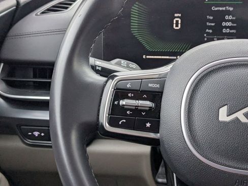 Used 2025 Kia Carnival image 16