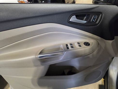 Used 2017 Ford Escape SE w/ Equipment Group 201A image 5