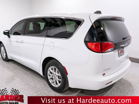 Used 2023 Chrysler Voyager LX FWD image 3