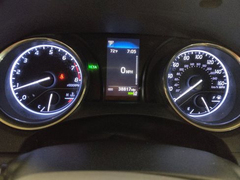 Used 2020 Toyota Camry LE w/ Convenience Package image 23