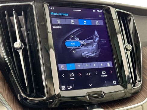 Used 2022 Volvo XC60 B5 Momentum w/ Protection Package Premier image 16