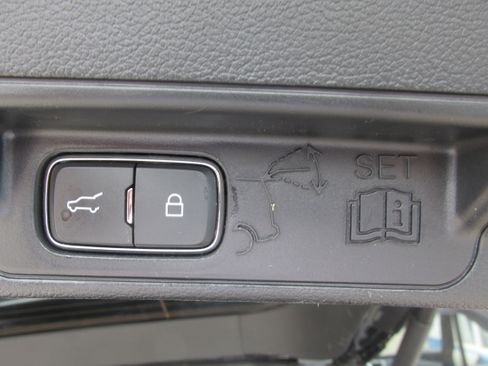 Used 2022 Ford Explorer XLT w/ Equipment Group 202A image 24