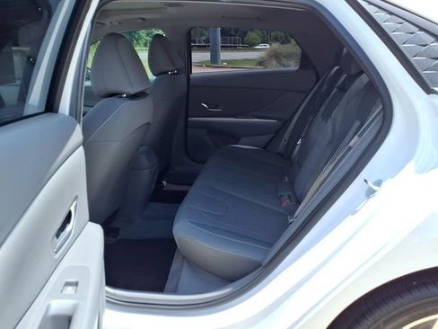 Certified 2025 Hyundai Elantra SEL FWD image 17