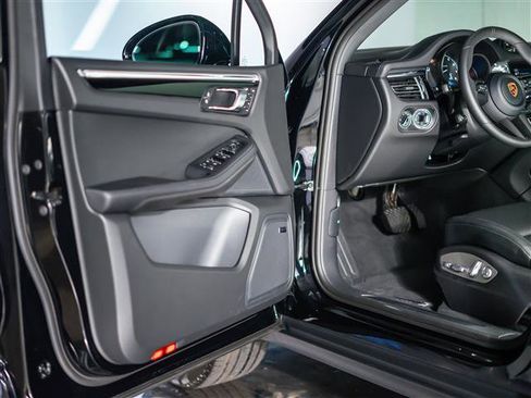 Certified 2026 Porsche Macan AWD/4WD image 20