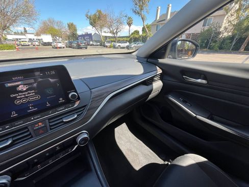 Used 2025 Nissan Altima 2.5 SV image 35