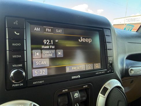Used 2018 Jeep Wrangler Unlimited Rubicon w/ Connectivity Group AWD/4WD image 31