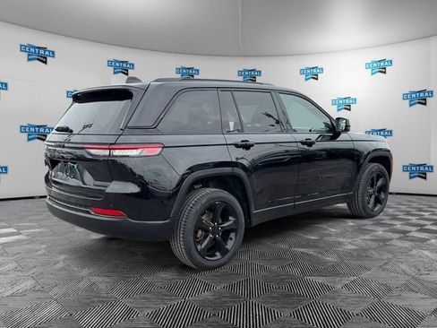 Certified 2023 Jeep Grand Cherokee Limited w/ Black Appearance Package image 6