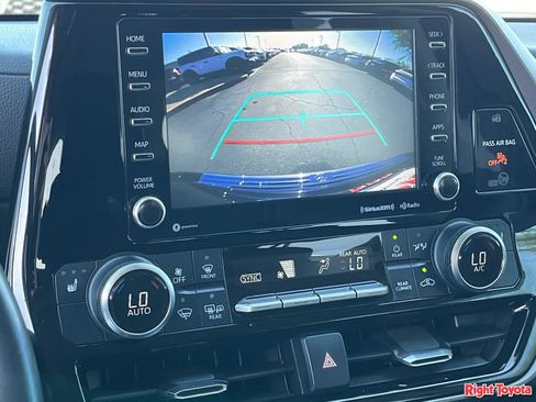 Used 2022 Toyota Highlander XLE FWD image 28
