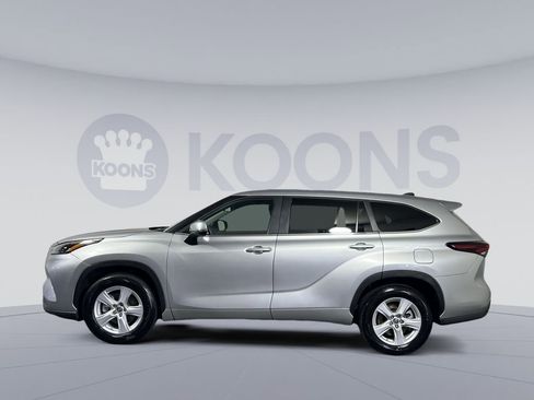 Used 2025 Toyota Highlander LE image 2