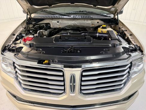 Used 2017 Lincoln Navigator Select RWD image 32