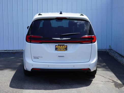 Used 2024 Chrysler Pacifica Touring-L FWD image 5