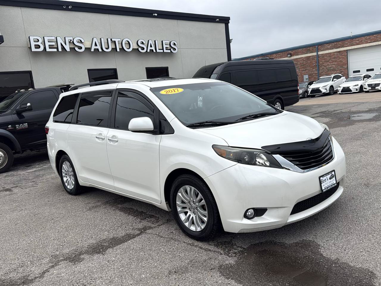 Used 2017 Toyota Sienna XLE w/ XLE Navigation Package FWD image 4