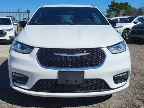 Used 2025 Chrysler Pacifica Select FWD image 3