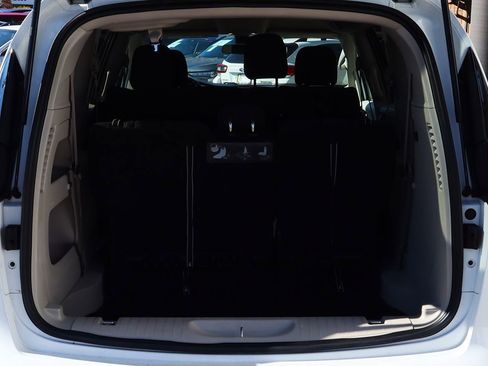 Used 2020 Chrysler Voyager L image 23