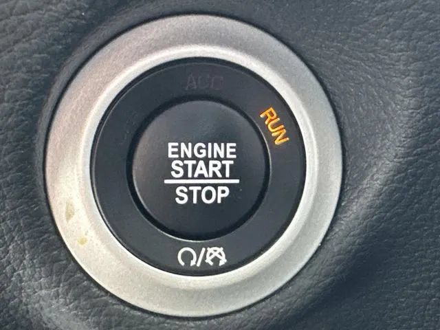 Used 2025 Chrysler Pacifica Limited FWD image 43