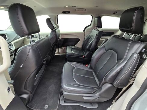 Used 2024 Chrysler Pacifica Select image 28