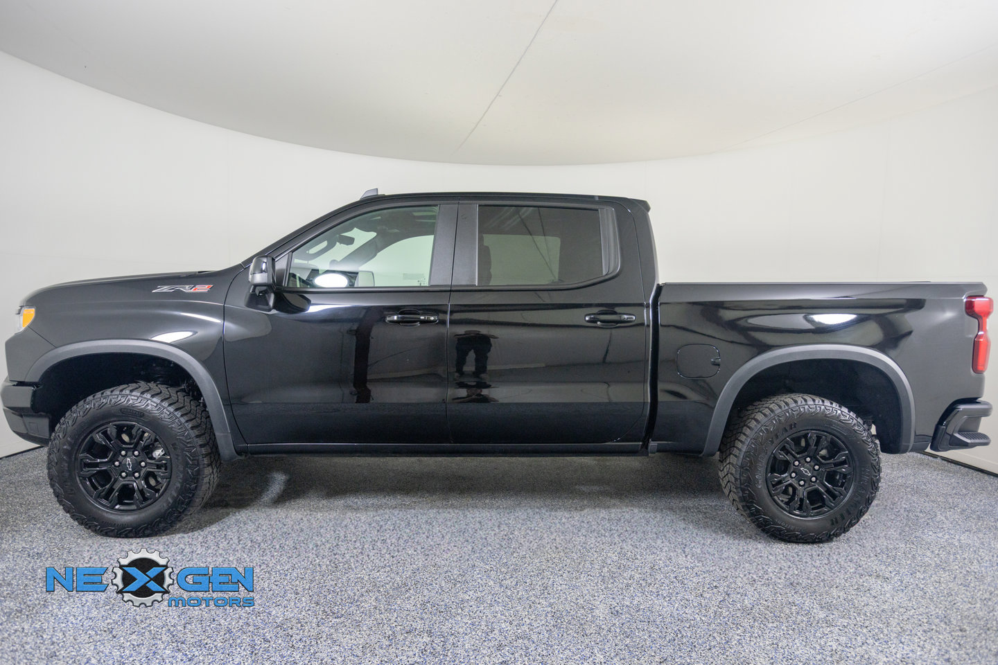 Used 2025 Chevrolet Silverado 1500 ZR2 w/ Technology Package AWD/4WD image 5