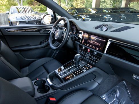Certified 2025 Porsche Macan image 51