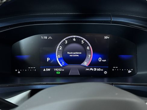 Used 2024 Volkswagen Taos SE w/ Panoramic Sunroof Package image 11