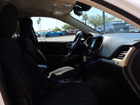 Used 2017 Jeep Cherokee Latitude FWD image 34