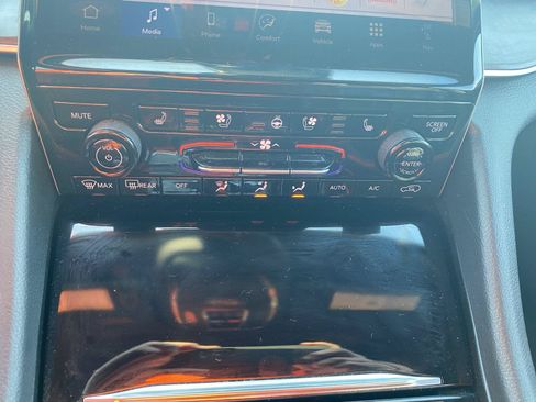 Used 2024 Jeep Grand Cherokee L Limited w/ Luxury Tech Group II AWD/4WD image 16