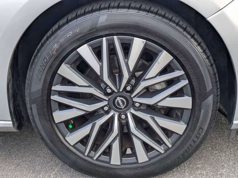 Used 2024 Nissan Altima 2.5 SV FWD image 11