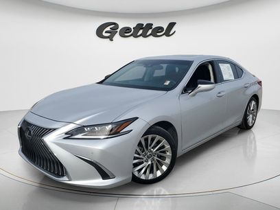 Used 2019 Lexus ES 300h Ultra Luxury w/ Accessory Package 2