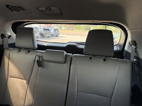Used 2021 Toyota Highlander XLE FWD image 7