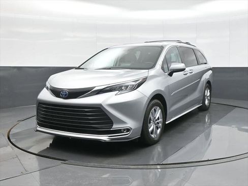 Certified 2024 Toyota Sienna XLE w/ XLE Plus Package AWD/4WD image 5