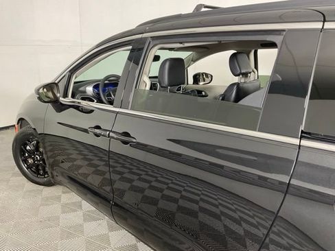 Used 2022 Chrysler Pacifica Touring-L image 45