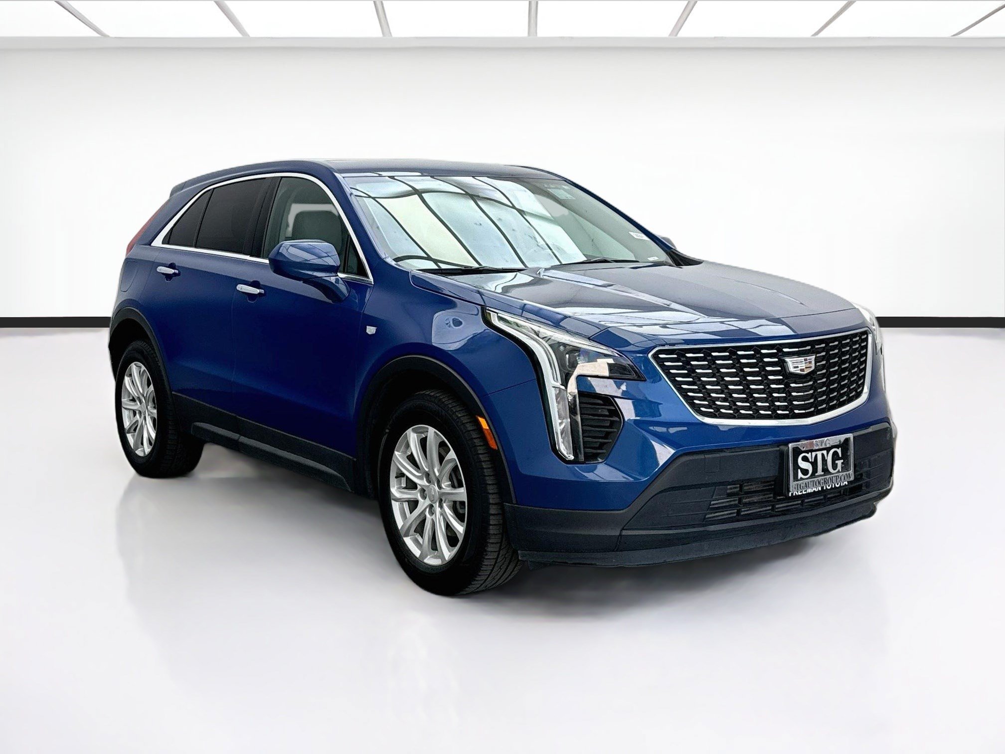 Used 2022 Cadillac XT4 Luxury w/ Driver Awareness Package FWD image 3
