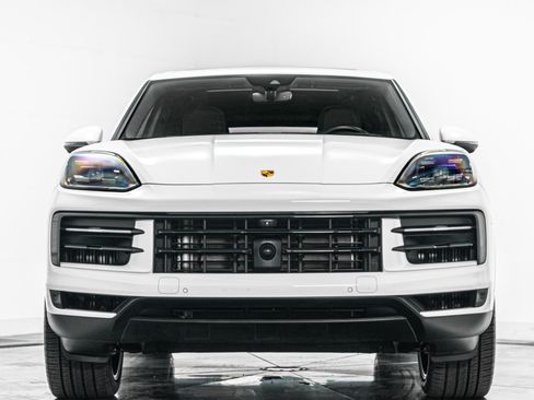Used 2024 Porsche Cayenne AWD/4WD image 4