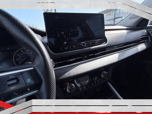 Used 2025 Mitsubishi Outlander SE image 17