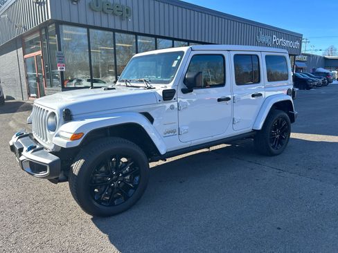 Used 2023 Jeep Wrangler Sahara w/ Cold Weather Group image 11