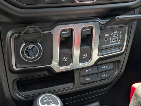 Used 2022 Jeep Wrangler Sport AWD/4WD image 28