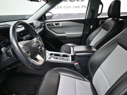 Used 2022 Ford Explorer XLT w/ Equipment Group 202A AWD/4WD image 16