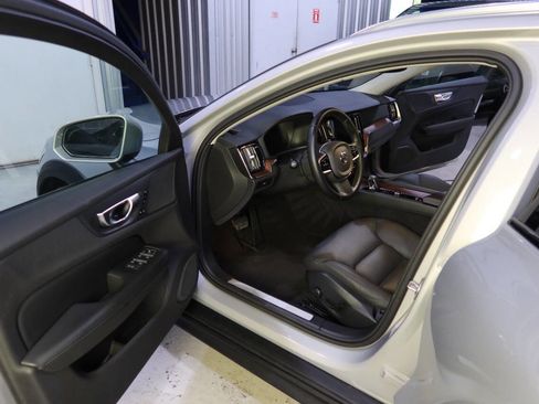 Used 2025 Volvo V60 B5 Cross Country Plus image 18