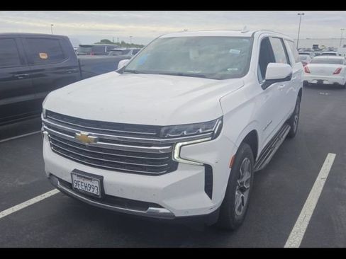 Used 2023 Chevrolet Suburban LT w/ LT Signature Plus Package RWD image 3