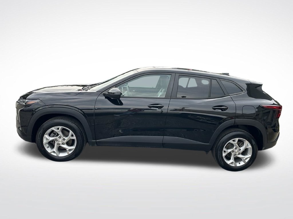 Used 2024 Chevrolet Trax LS w/ LS Convenience Package FWD image 2