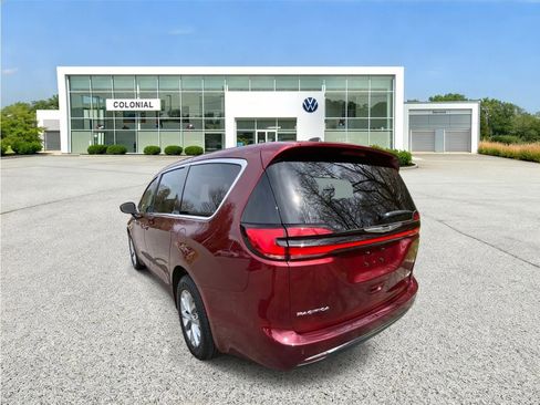 Used 2023 Chrysler Pacifica Touring-L AWD/4WD image 3