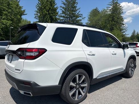 Used 2025 Honda Pilot Touring image 3