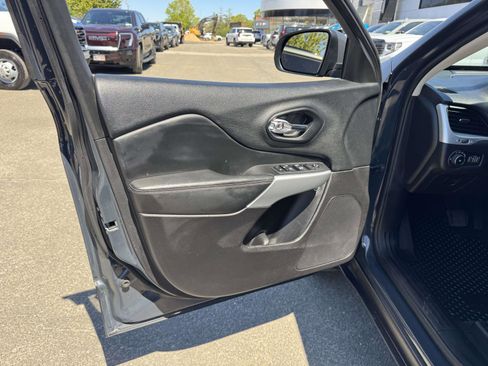 Used 2018 Jeep Cherokee Latitude Plus w/ Cold Weather Group AWD/4WD image 21