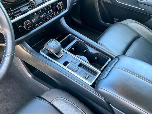 Used 2025 Nissan Pathfinder SL image 16