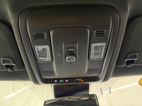 Used 2025 Chevrolet Suburban Z71 AWD/4WD image 35