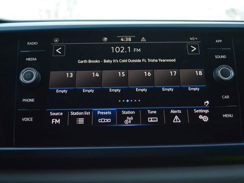 Used 2023 Volkswagen Taos SE w/ Black Wheel Package image 19