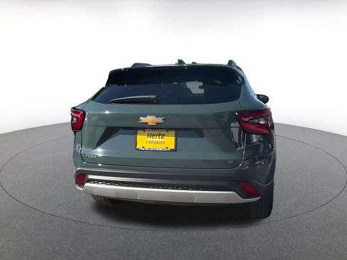 Used 2025 Chevrolet Trax LT FWD image 14