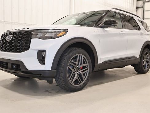 New 2026 Ford Explorer ST-Line w/ ST-Line Street Pack AWD/4WD image 4
