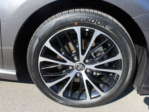 Used 2020 Toyota Camry SE FWD image 12