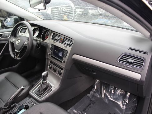 Used 2017 Volkswagen Golf SE image 22